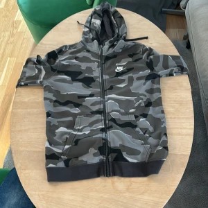 Nike tröja  - Säljer denna Nike tröjan skick 8/10 skriv om du har funderingar priset är inte spikat i sten. 