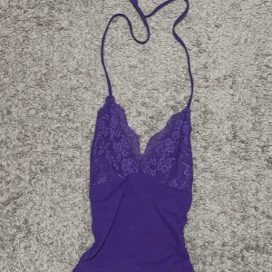 Lila spetslinne  - Säljer ett likadant linne som innan fast i lila, aldrig använt så är i ny skick. Töjbar och skönt material i en jätte fin ljus lila färg perfekt till våren och sommaren🤗
