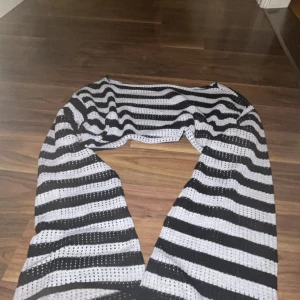 Tjocktröja kort - ”Stickad” tjocktröja svart vit