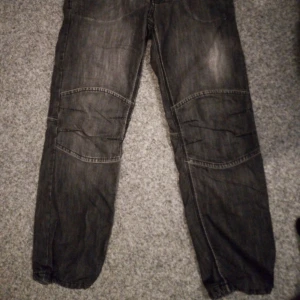 Svart gråa pösiga jeans/tjocka tyg byxor typ - I använt skick , sparsamt använda som i ny skick Jag säljer dom begrund ute av att dom är för stora för mig och dom sitter inte bra på mig , men annars så är dom jätte fina och snygga och bekväma att ha på sig 💞😊 Fråga gärna för mer info vid intresse