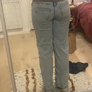 Low rise jeans - säljer dessa low rise vida jeansen ifrån hm pga att de är för tajta i midjan💋 det slitna ska vara där och de är i bra skick! passar 155-165cm eller xs/xxs🫶🫶köparen står för fraktennnn