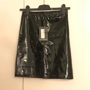 Lack-kjol - Formfitting lackkjol, den är stretchig och anpassar sig efter dina former, storlek 40. Aldrig använd 🖤