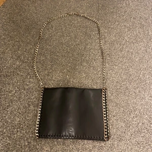 Handväska  - Säljer denna as snygga handväska då den tyvär inte kommer till någon användning. Den är i mycket fint skick. 