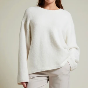 Vit stickad tröja  - Oanvänd Vit stickad tröja från bikbok som aldrig kommit till användning. Storlek L för att sitta i oversize 😍 Nypris 399 