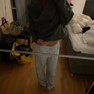 Vit/blå randiga linne byxor  - Byxorna är ifrån bershka och dom sitter jättebra på mig, jag är xs/s Dom är nästan aldrig använda