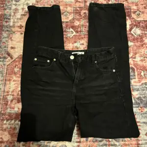 Svarta Lågmidjade jeans från Pull&Bear i storlek 34. Är loose/straight i passform. Använda 1/2 gånger (är inte min storlek)