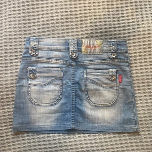 Jeanskjol  - Coolaste jeanskjolen från Gallop. Står storlek L men skulle säga att den är M. Midjemått: 37 cm. Kjolens länd: 32 cm😍😍