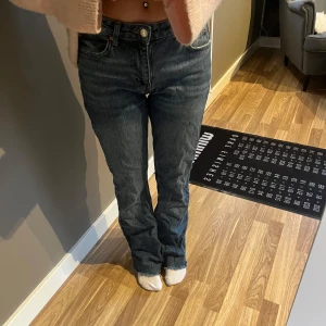 Bootcut jeans  - Säljer dessa mörkblåa mid waist jeansen från ginatricot då de är förstora för mig, sparsamt använda och i väldigt bra skick. Storlek 36