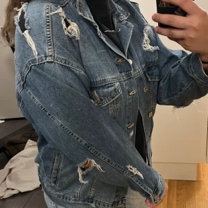 Oversize jeans jacka  - Jeans jacka som är i väldigt bra skick Modellen är oversize storlek s men passar även en m