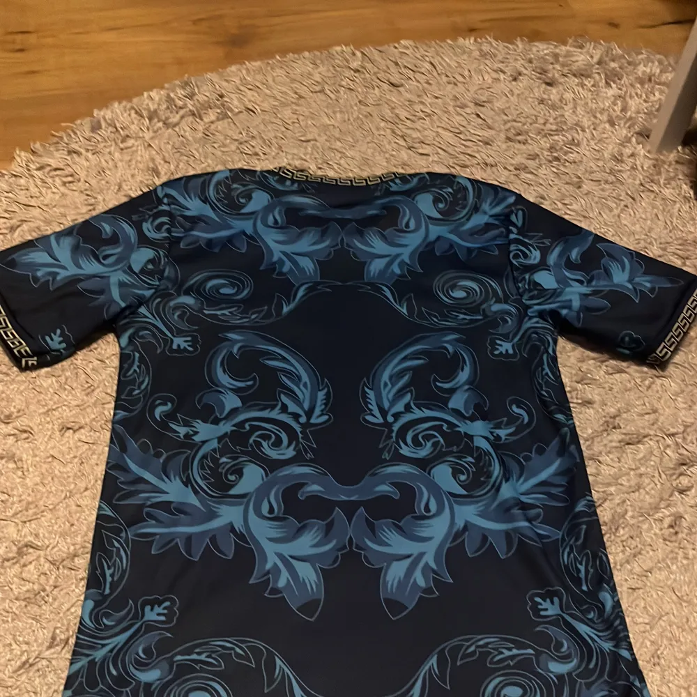 Säljer denna feta Versace tröja som är endast använd 3 gånger och skickas utan ett ända skada eller märke. Tröjan ligger på toppskick och säljs pga den inte används längre.. T-shirts.