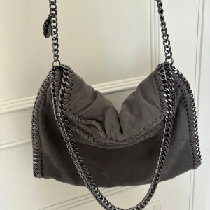 Skolväska  - Stella McCartney liknande väska som jag har köpt från Chelsea för två år sedan, den har flera fack och den rymmer jättemycket så den är perfekt att ha som skolväska! Den är också i jättebra skick💗💗