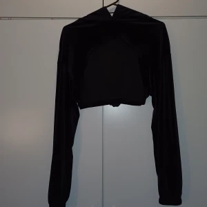 Svart "halv" hoddie - En svart sammet liknande "halv" hoddie. Använda en gång. Passar till de flesta byxor och nästan alla tröjor.