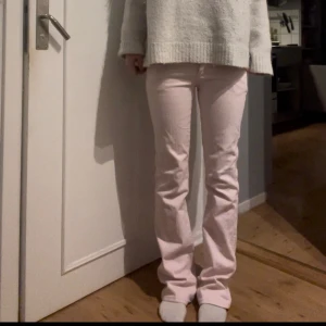 Rosa utsvängda Jeans - mina favorit jeans!! Säljer nu för att de inte kommer till lika mycket användning. 🫶🏼