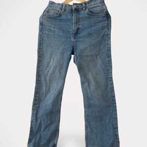 & Other Stories jeans - Jeans från & Other Stories.  Storlek: 26 Material: Bomull elastan Nypris: 750 SEK Använd, men utan anmärkning.