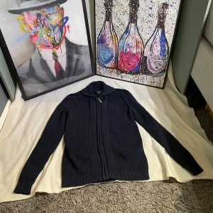 Fullzip - Säljer nu denna tatch fullzipen då den inte används längre, storlek: M, kom dm vid minsta fråga eller fundering!