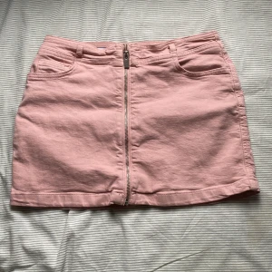 Rosa jeanskjol - Oanvänd rosa jeanskjol från zara🩷 Super fin och inga hål eller skråmor. Perfekt för en brunch på en sommardag men även som en middag på en kall vinterdag med strumpbyxor.💕