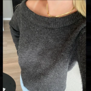 Stickad tröja - Super fin mörkgrå stickad tröja med en fin ringning vid halsen (går att ha off shoulder om man vill)❤️‍🔥 Bra skick då den endast använts ett fåtal gånger!👌🏽Väldigt skönt material🤩 Storlek small💕 Bara att skicka om du undrar något!🥰