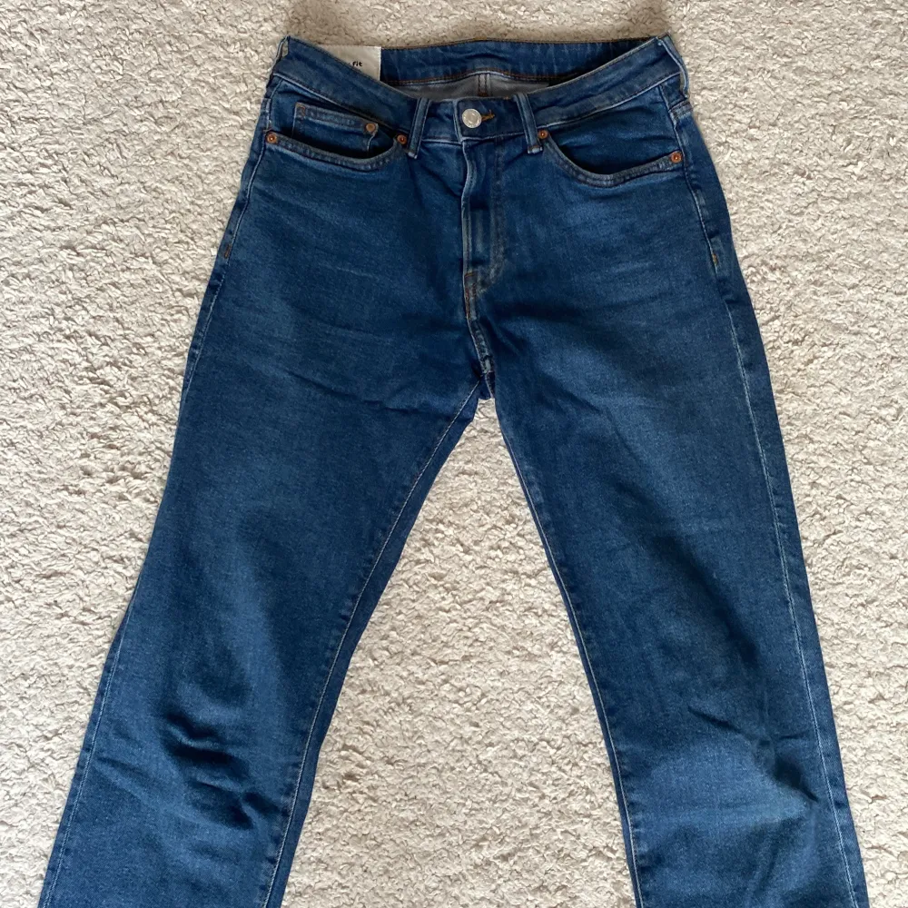 Jeans som är i bra skick. Passformen är Regular fit men storlek 29/32. Använt ett fåtal gånger. Pris kan diskuteras:). Jeans & Byxor.