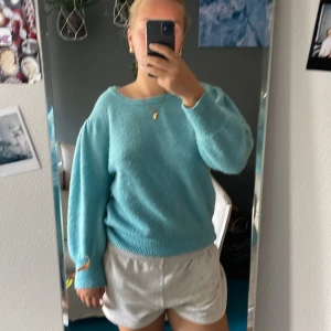 Ljusblå tjocktröja  - Knaps använd mycket bra sick 