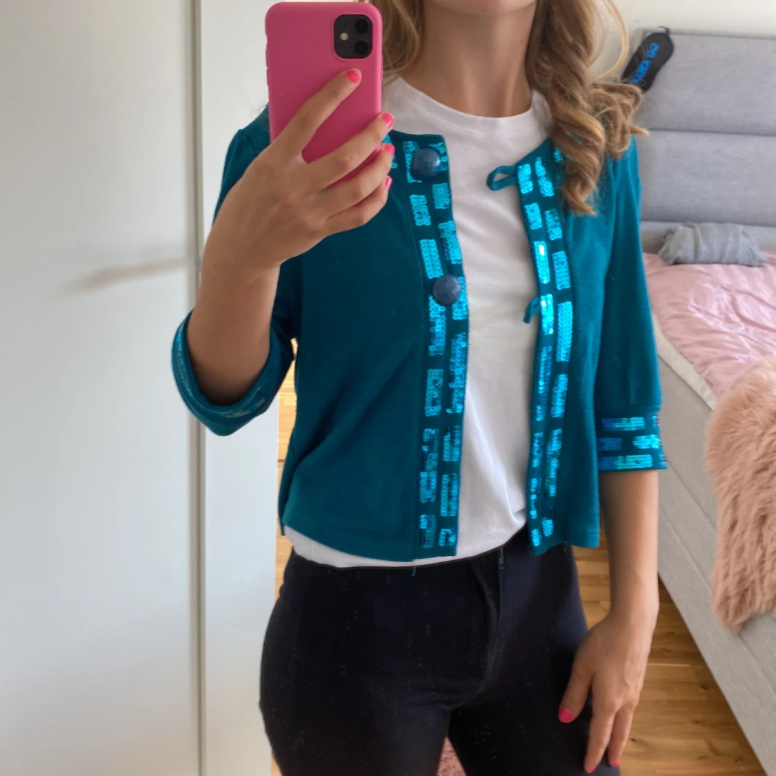 Turkos kofta med paljettdetaljer - 1