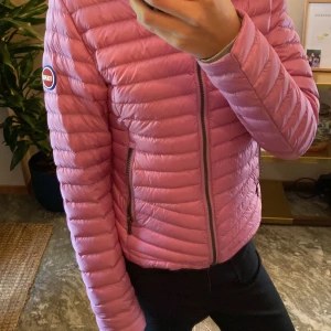  Colmar jacka -  Superfin lila rosa Kalmar jacka som aldrig använd , Storlek 14 år men passar mig som brukar bära S