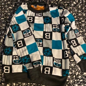 FCB tröja  - Den e typ som ett S å jag har bara använt den två gånger och den har varit i min garderob den är jätteskön och fin