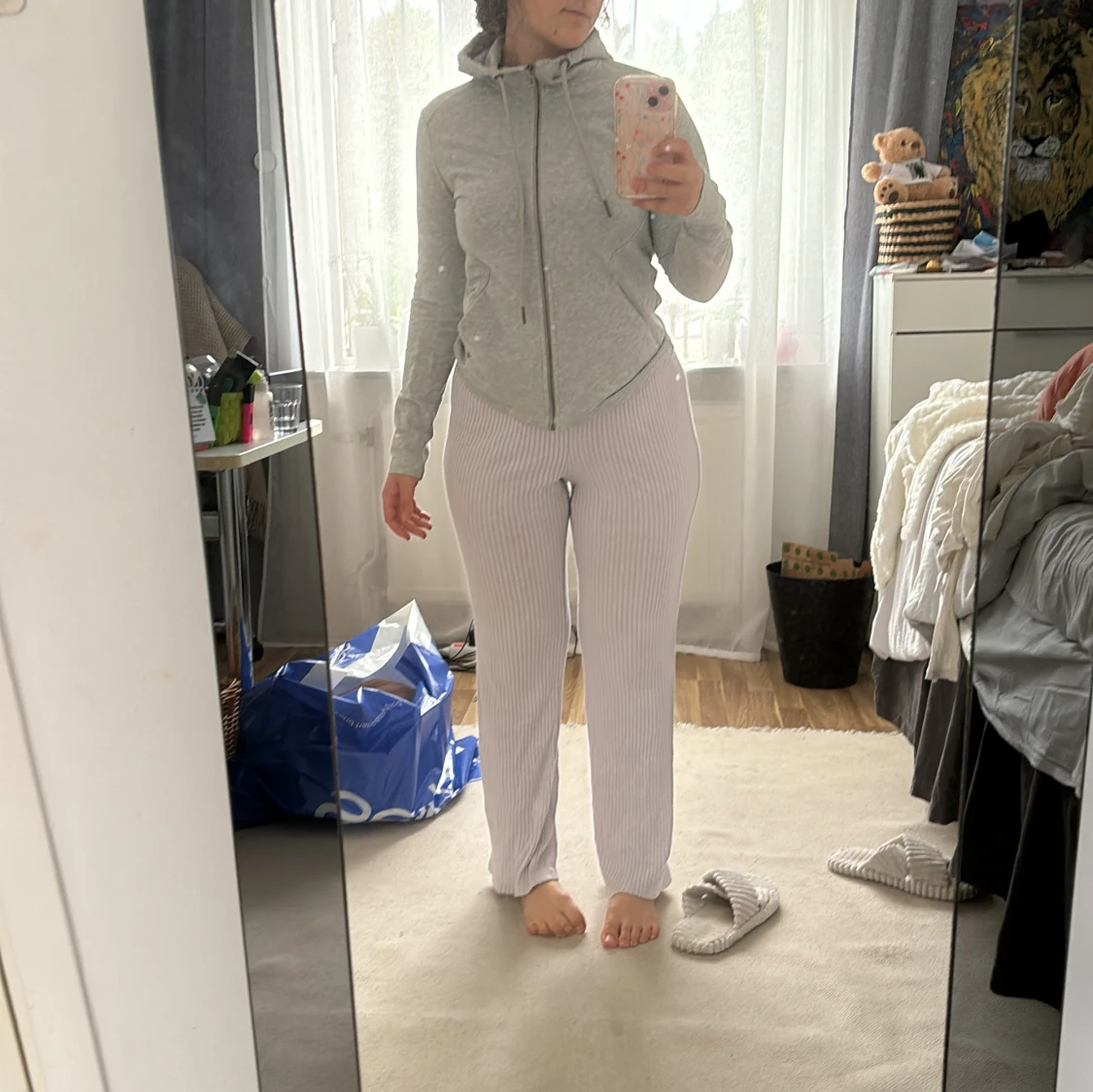 Grå hoodie från Gina Tricot - 91