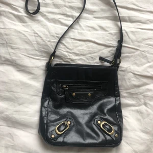 Fin väska - Fin liten väska med massa detaljer. Säljer eftersom den inte används längre. Superbra skick inget av lädret har trillat av eller flagnat. Skriv bara för fler bilder o priset kan diskuteras 💓💗