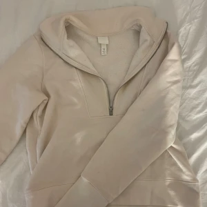 Vit tjocktröja - Creme vit kofta i sweatshirt material från hm, bra skick💕