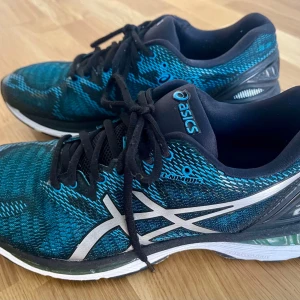 Asics löparskor  - Hej! Säljer ett par asics löparskor, storlek 43.5 men sitter som 43. 