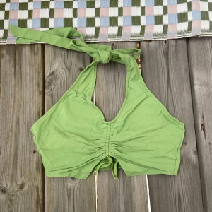 Grön somrig croptop  - En väldigt gullig croptop från med knytband runt halsen!  Den är i storlek XS och är i princip oanvänd. Skriv till mig för mer info!☺️☺️