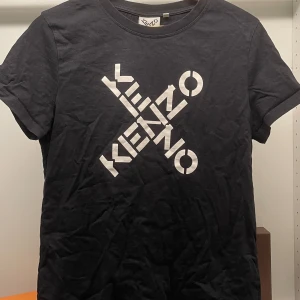 Kenzo t-shirt - Tjena säljer denna Kenzo tröja då den har blivit lite för liten. Storleken är kids large(passar dig som är mellan 160-170). Köpt i Spanien. Hör av dig vid minsta fundering!