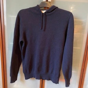 Kashmir hoodie - Otroligt snygg Kashmir hoodie från sayless som är perfekt till hösten! Storlek M men sitter som S. Nypris:899kr