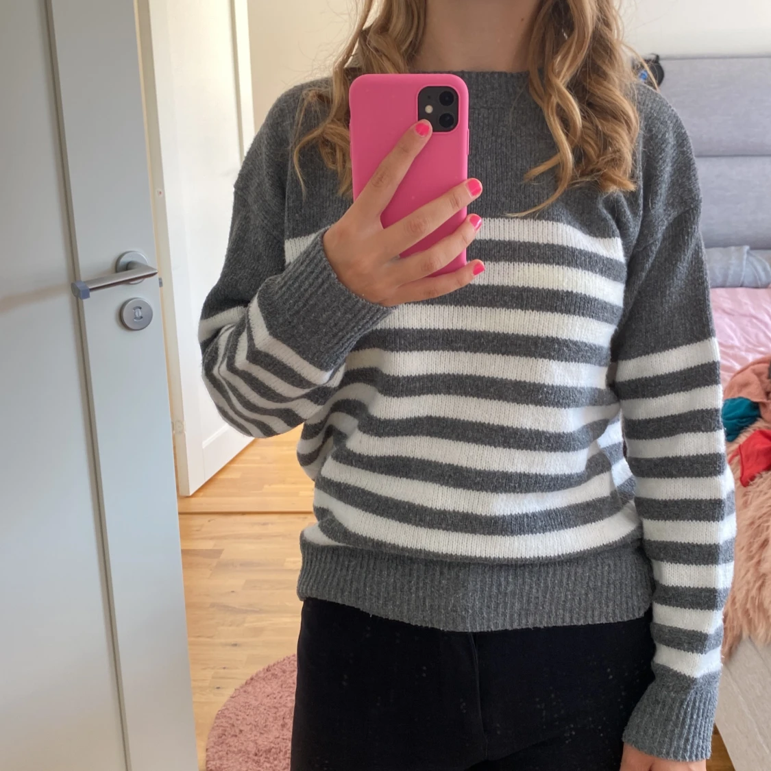 Grå och vit randig tröja - 1