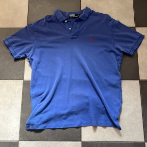 Ralph lauren piké  - Säljer denna feta Ralph lauren piké, pga den inte kommer till användning längre. Har sett bättre dagar men ingen märkbar effekt förutom att den är lite urtvättad därav priset, vid minsta fundering hör av dig🍾
