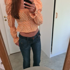 Gul blommig topp från Divided - Säljer en kort blus från hm med vita blommor. aldrig använd så nyskick. pris kan diskuteras