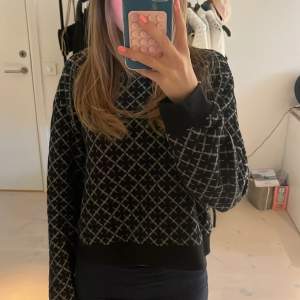 Säljer denna super fina Malene Birger tröja! Perfekt nu till hösten! Den är i super fint skick utan defekter! Hör av dig om du vill ha fler bilder eller annan info!!