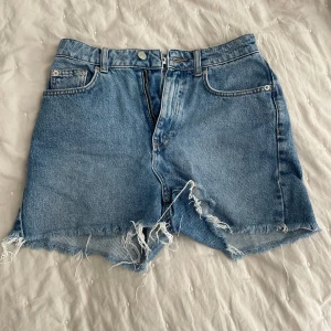 Jeansshorts - Jeansshorts💕 Medelhög/hög midja  Storlek 34 men Loose fit
