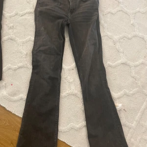 ~gråa jeans~ - gråa jeans från Young Gina,inte använda så mkt. inga hål eller något. storlek 158, men passar på mig som annars bär s/xs
