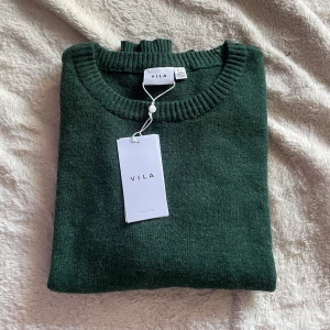 Stickad tröja  - Säljer min helt nya stickade tröja från vila för att den inte kommer till användning  Den är jätte fin mörkgrön och nypriset är 329kr💞