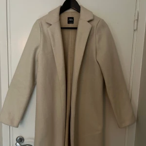 Begie kappa - Säljer min beige kappa från zara. Den är i bra skick. Säljer en likadan i svart!!!🩷 pris kan diskuteras🩷