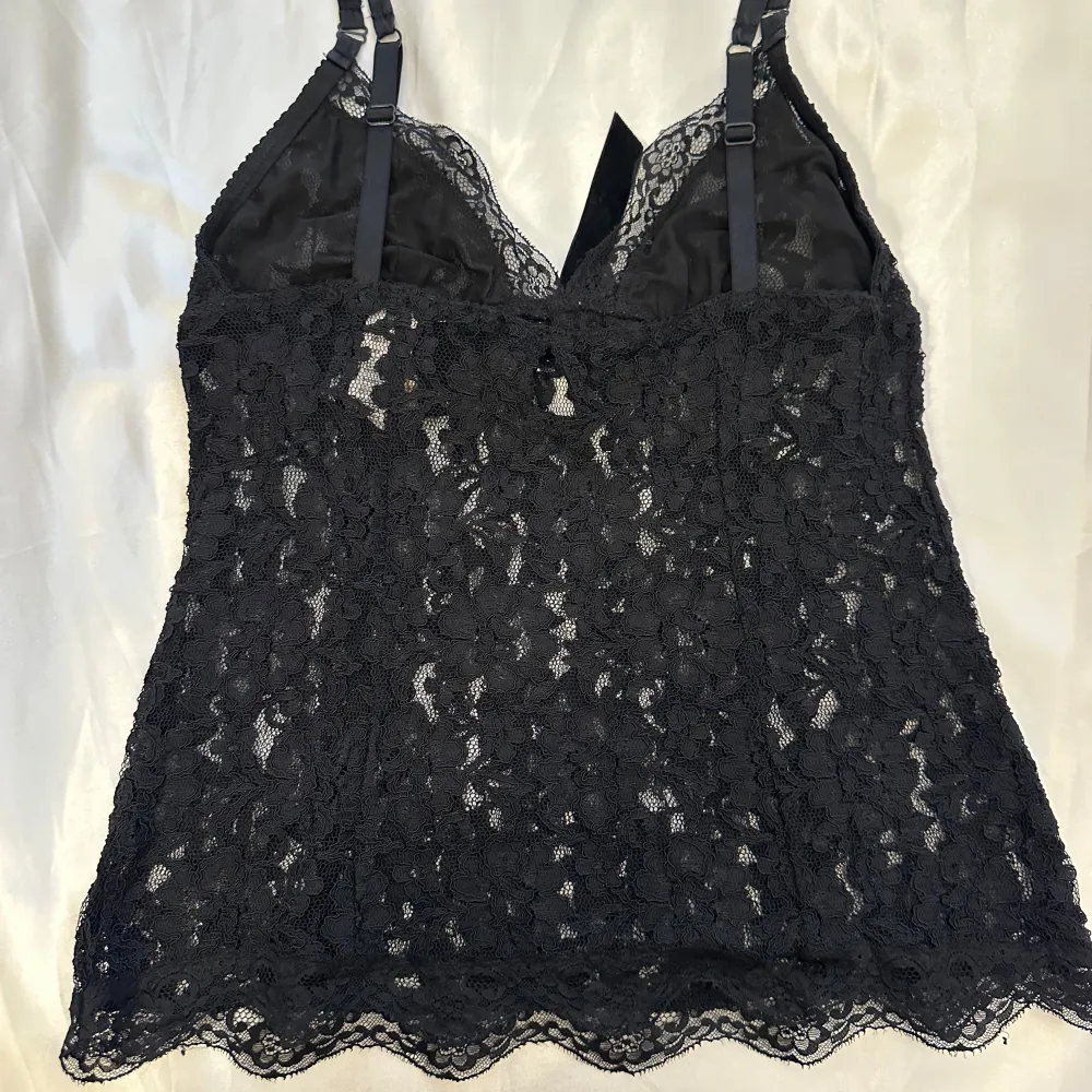 Coquette y2k black lace cami top  Will fit medium please see Measurements. Toppar.