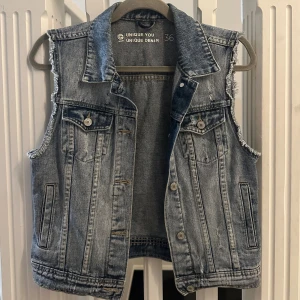 Jeansväst - Säljer nu denna jeansväst som jag själv aldrig har använt då den inte uppfyllde mina förväntningar. Den är storlek 36 men sitter som en 34. Bara att skriva vid frågor och prisförslag💕