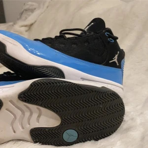 Nike air jordan blå storlek 41-42 - Ett par jordans i bra skick säljes 