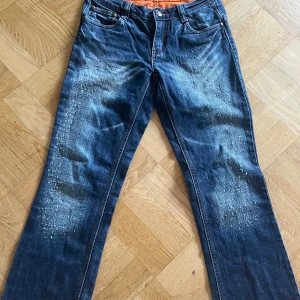 Ascoola jeans🎀 - Jättesnygga jeans med coola fickor, köpte från Vinted men var för små tyvärr, midjemåttet är 36 rakt över och innerbenslängd är 76, dom är straight och Lågmidjade i modellen❤️ köp med ”köp nu”