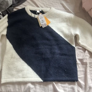 Stickad tröja  - As snygg tröja från Gina Tricot, prislapp på så säljer för original pris, har tappat bort kvittot därför säljer jag här💞 tror den är slutsåld överallt