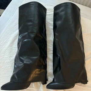 Givenchy liknande boots - Aldrig använda boots som jag köpte i april för 900. Väldigt trendiga med ”fold over” stilen. Skriv gärna för fler bilder