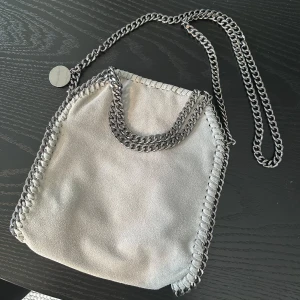 Väska - säljer denna stella mccartney liknande väska, köpt i spanien. Grå/silvrig färg. Endast använd en gång 🩶🤍 ungefär 25-30 cm bred 