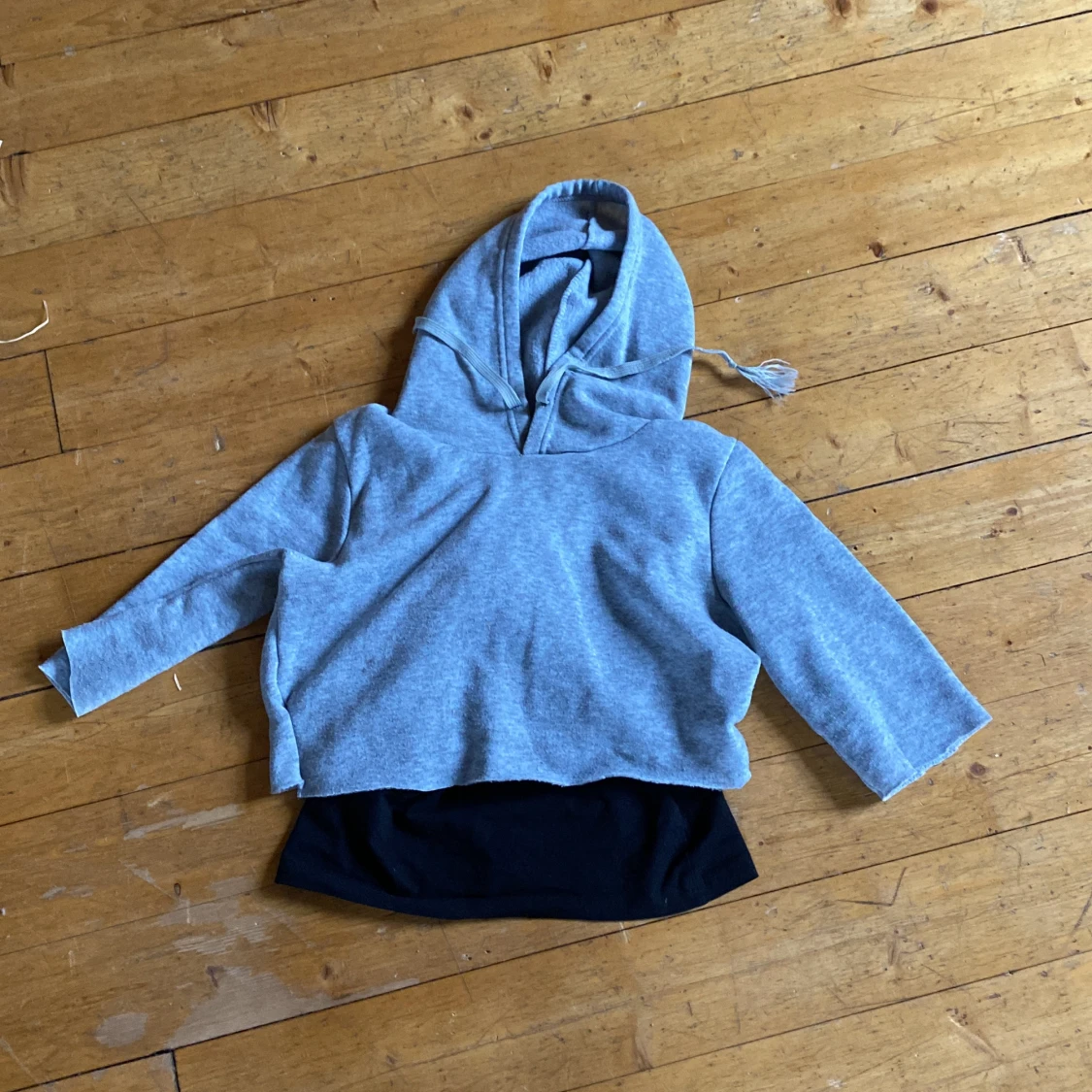 Grå croppad hoodie - 3