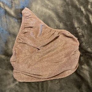 Glittrig topp - Glittrig topp i typ bronsfärg Från shein, storlek xs/s Säljes för 30kr